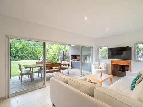 Casa en venta en Sausalito, con dependencia