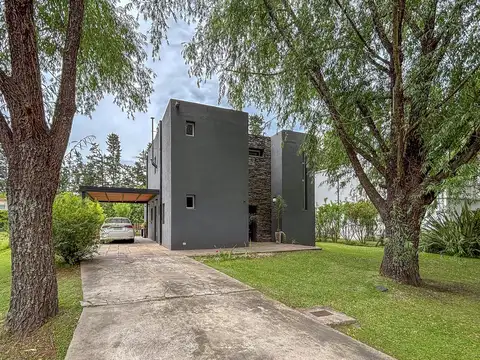 Casa en venta en Sausalito, con dependencia