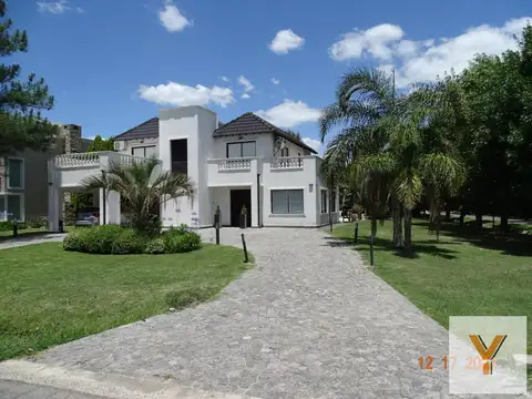 Casa en venta - 3 Dormitorios 4 Baños - Cochera - 1.000Mts2 - San Vicente
