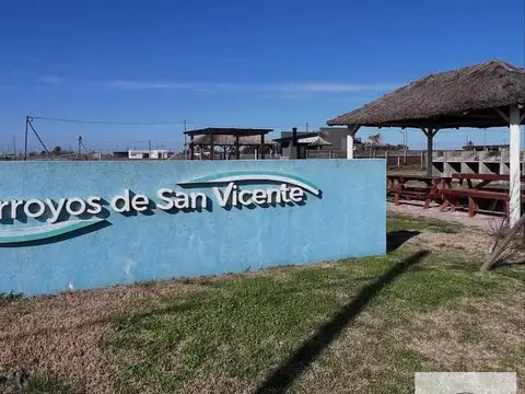 venta de casa de 2 ambientes en BARRIO PRIVADO  ARROYOS DE SAN VICENTE.