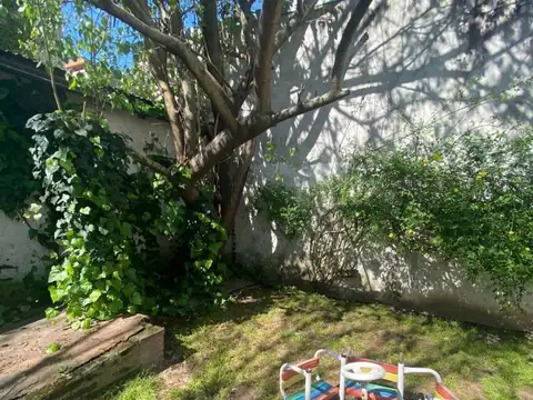 CASA EN VENTA 3 DORM, COCHERA, BAÑO, QUINCHO Y PILETA. Excelente Ubicación! Posible permuta depto 1