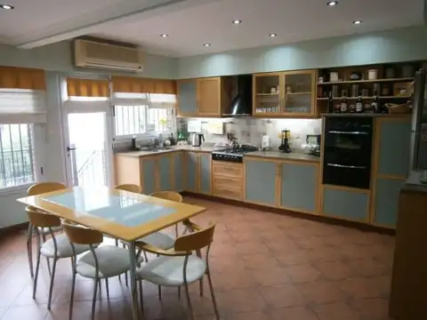 Casa en Venta con 4 cocheras