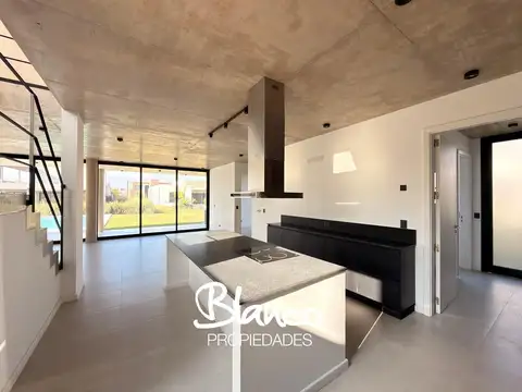 Casa 6 ambientes con 5 baños