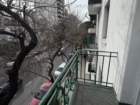 Depto en alquiler con balcón al frente muy amplio muy buen estado