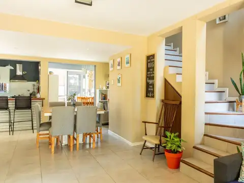 Casa 4 ambientes con 2 baños