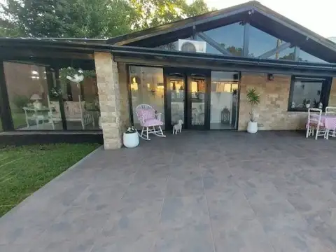 VENTA DE CASA EN LUIS GUILLON CON PARQUE PILETA
