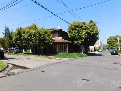 VENTA PH 4 AMB + DEPTO 1 AMB + 2 COCHERAS -CASEROS