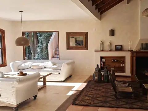 Casa en Alquiler con 2 cocheras