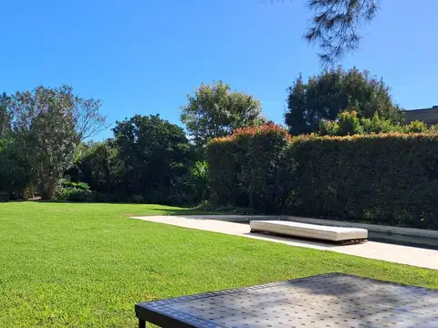 Casa en Alquiler  Pacheco Golf Club 4 dormitorios con jardin y pileta