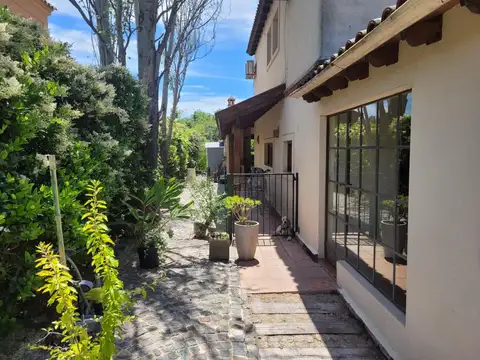 Casa en Alquiler con 2 cocheras