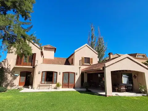 Casa en Alquiler  Pacheco Golf Club 4 dormitorios con jardin y pileta