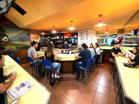 Excelente Local funcionando, en galeria.