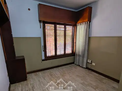 Casa 7 ambientes con 2 baños