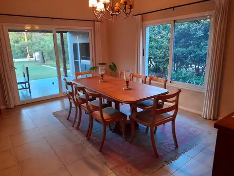 Casa 6 ambientes con 2 baños