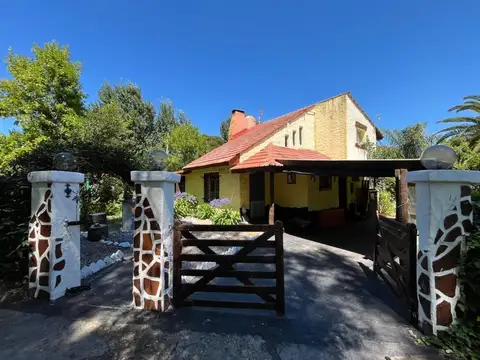 Casa en Colinas Verdes con pileta y 2 lotes