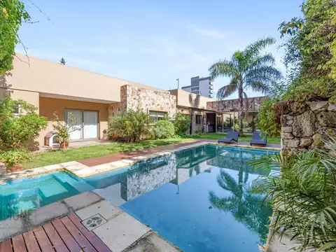 VENTA - Casa de 5 ambientes con jardín y pileta en BERNAL