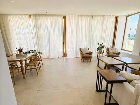 Casa en Alquiler Temporal con 2 cocheras