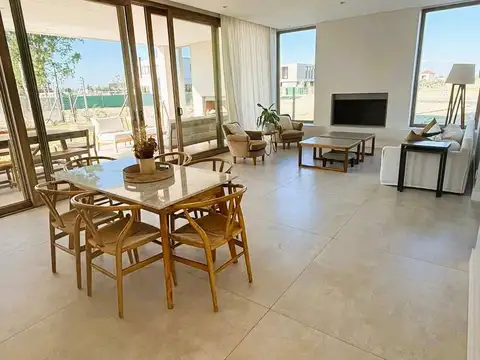 Casa 6 ambientes con 3 baños