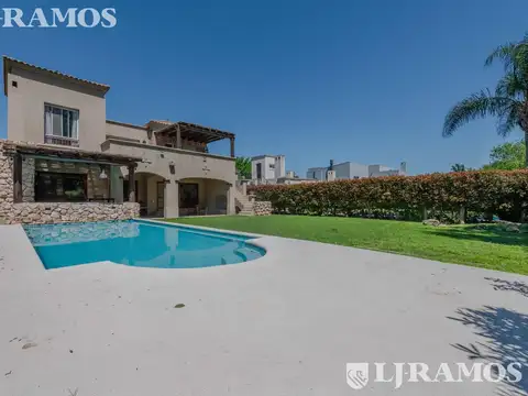 Casa 7 ambientes con 2 baños