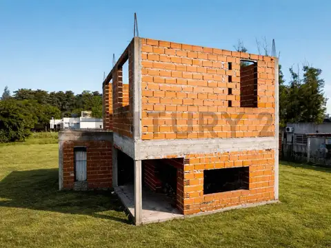 Casa en construcción en barrio cerrado - 11 bis y 600. Financiación. Permutas.
