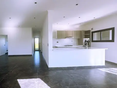 Casa 5 ambientes con 2 baños