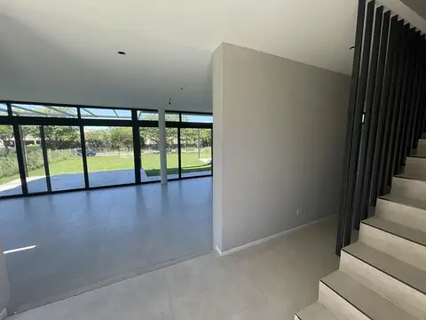 Casa 6 ambientes con 2 baños