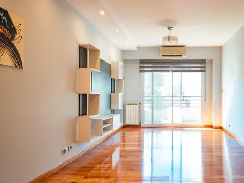Departamento semipiso de 3 dormitorios con cochera y baulera a metros de Av. Pellegrini