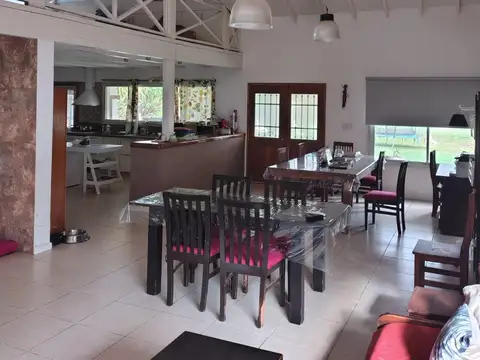 Casa 5 ambientes con 3 baños