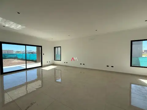 Casa en Venta con 3 cocheras