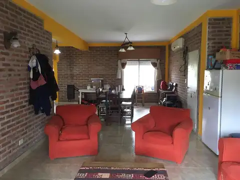Casa 4 ambientes con 2 baños