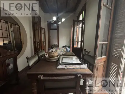 Casa 9 ambientes con 2 baños