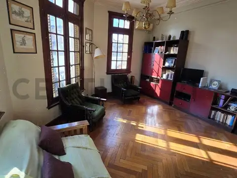 DEPARTAMENTO 3 AMBIENTES CON DEPENDENCIA DE SERVICIO, EN FLORES