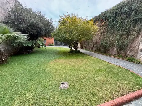 Casa 8 ambientes con 4 baños