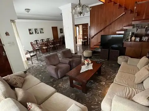 Casa 5 Ambientes con cochera, Patio con jardin ,parrilla y doble terraza.440mts2