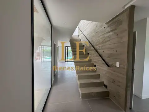 Casa 4 ambientes con 3 baños