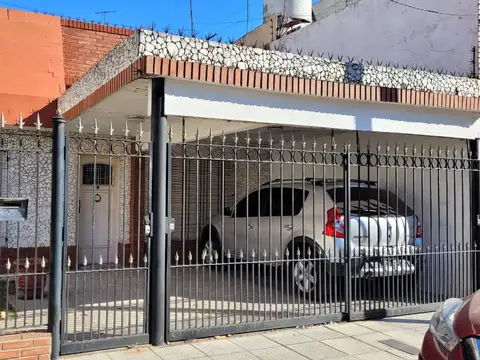 VENTA CASA 5 AMBIENTES, CON JARDIN Y PATIO.  Piñeyro, Avellaneda