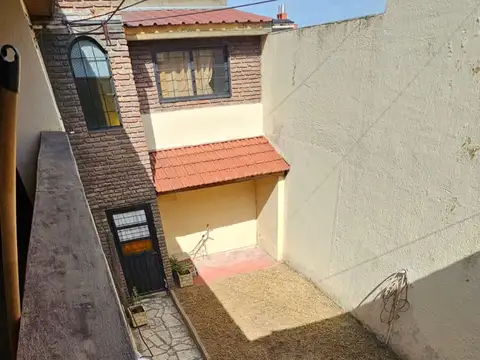 CASA VENTA LANUS 6 AMB PATIO COCHERA MULTIFAMILIAR