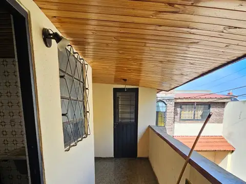 CASA VENTA LANUS 6 AMB PATIO COCHERA MULTIFAMILIAR