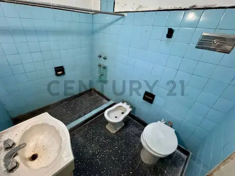 VENTA CASA 3 AMBIENTES CASEROS A RECICLAR COCHERA PATIO