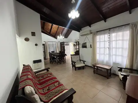 Casa 6 ambientes con 2 baños