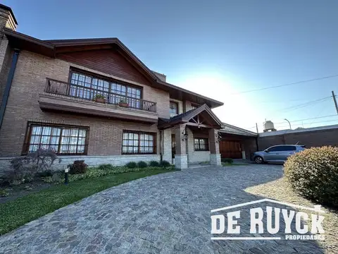 Casa en Venta con 4 cocheras