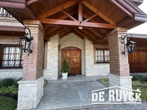 Casa en Venta con 4 cocheras