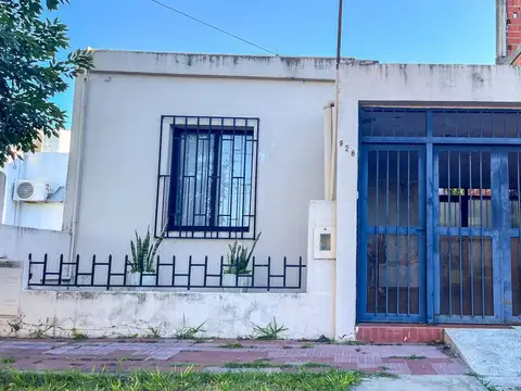 Casa 3 dormitorios, patio y quincho zona hipódromo