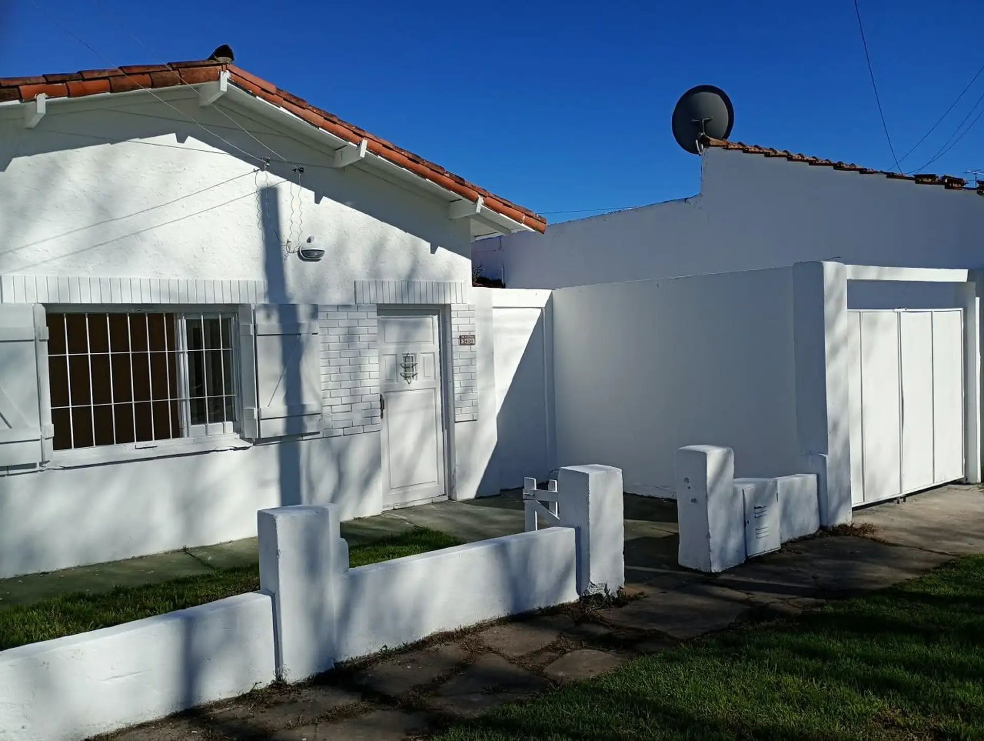 VENTA CASA DE 3 AMBIENTES EN LOTE PROPIO CON GARAGE Y PATIO - BARRIO LAS AVENIDAS