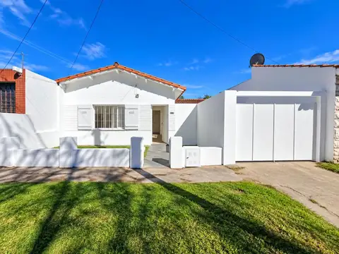 VENTA CASA DE 3 AMBIENTES EN LOTE PROPIO CON GARAGE Y PATIO - BARRIO LAS AVENIDAS