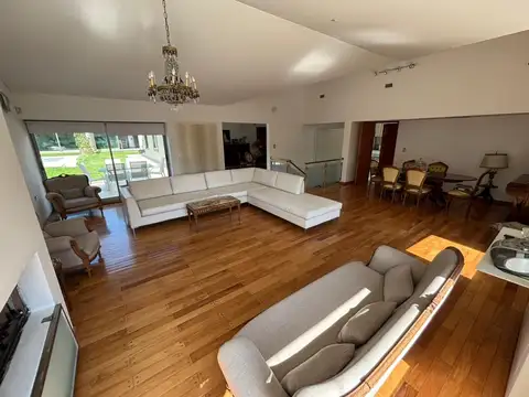 Casa 11 ambientes con 4 baños
