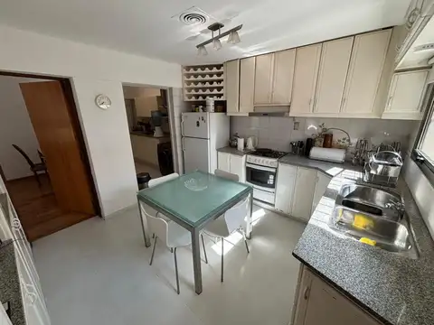 Hermosa Casa En Venta con 5 Dormitorios, Patio, Pileta y Quincho
