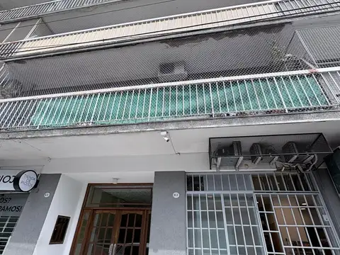 DEPARTAMENTO CON BALCÓN ATERRAZADO Y PARRILLA