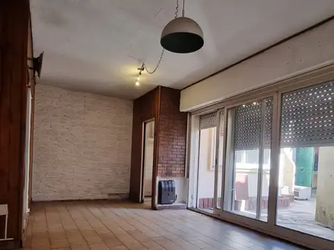 Chalet 3 ambientes en planta baja con patio, parrilla y entrada para auto en Merlo