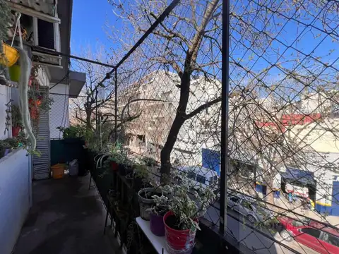 DEPARTAMENTO 2 AMB AL FRENTE CON BALCON CORRIDO